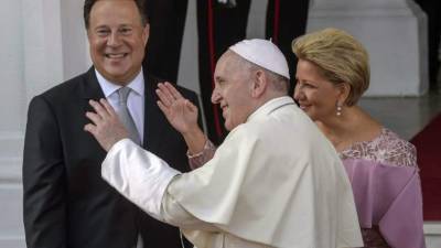 El presidente de Panamá, Juan Carlos Varela y su esposa recibieron al papa Francisco en el palacio presidencial de Las Garzas. Foto: AFP