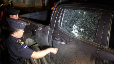 El director de la Policía Naciona, Ramón Sabillón al observar el vehículo en el que iban los agentes que fueron atacados.