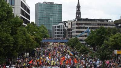Unas 20,000 personas se manifestaron ayer en Hamburgo en la marcha denominada “Solidaridad sin fronteras en vez de G20”.