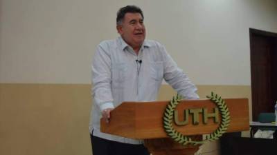 Manuel de Jesús Bautista, presidente del BCH, expone en la UTH.