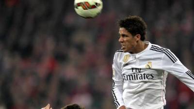 Raphael Varane cabecea el balón durante el partido ante Athletic de Bilbao.