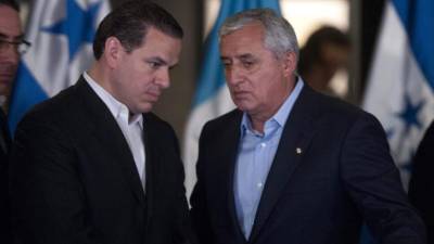 En la imagen, el exvicepresidente hondureño Samuel Reyes con el presidente de Guatemala, Otto Pérez Molina. (i). EFE/Archivo