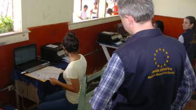 Observadores de la Unión Europea siguieron de cerca todo el simulacro.