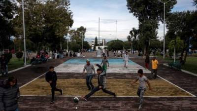 Los migrantes se entretienen jugando fútbol.