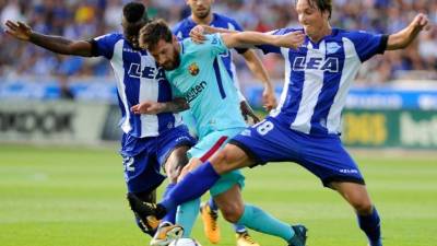Barcelona's Spanish midfielder Riqui Puig (2L) shoots the ball during the Spanish league football match between Deportivo Alaves and FC Barcelona at the Mendizorroza stadium in Vitoria on July 19, 2020. (Photo by ANDER GILLENEA / AFP)