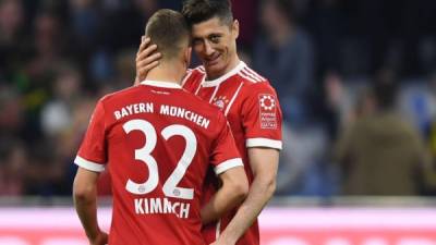 Robert Lewandowski y Joshua Kimmich celebran el último gol del partido del Bayern. Foto AFP