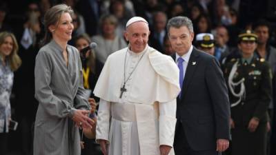 Francisco fue recibido por el presidente Santos y la primera dama Maria Clemencia, a su llegada al aeropuerto de Bogotá. AFP.