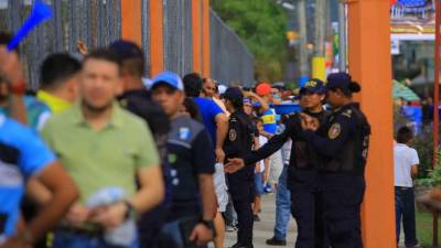 Los aficionados haciendo fila para ingresar al estadio Humberto Micheletti.