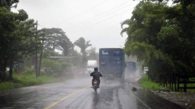 El Instituto Nacional de Sismología, Vulcanología, Meteorología e Hidrología (Insivumeh) informó hoy de que el fenómeno se encuentra a unos 400 kilómetros de la ciudad caribeña de Puerto Barrios, en el departamento de Izabal. EFE/Archivo