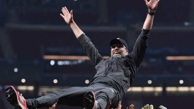 Klopp es lanzado al aire por sus jugadores en el festejo de la sexta Champions del Liverpool.