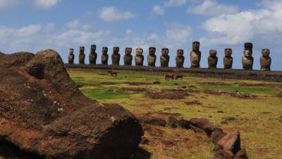 En la actualidad hay más 600 moais y aunque su significado es incierto, se cree que son representaciones de antepasados difuntos, esculpidos para “graficar” el espíritu de los fundadores y demostrar su poder sobrenatural sobre el lugar .