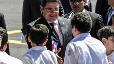 El presidente la República de Honduras, Juan Orlando Hernández, pronuncia un discurso a su llegada para participar en la III Cumbre de la Comunidad de Estados Latinoamericanos y Caribeños (Celac), hoy, miércoles 28 de enero de 2015, en Belén (Costa Rica). EFE