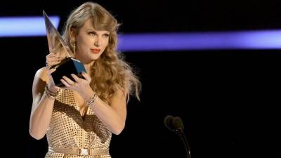La cantante Taylor Swift acepta el premio de Artista del Año, el galardón más codiciado de la noche.