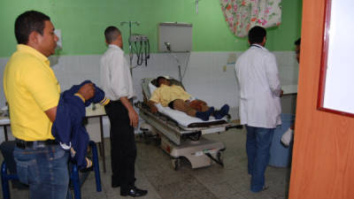 El subteniente Luis Alexis Castellanos recibe atención médica en un centro asistencial de Tocoa, Colón.