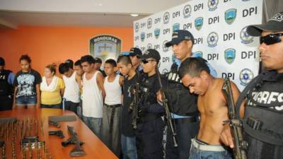 Los capturados con las armas y las municiones.