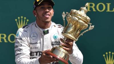 Hamilton celebró tras ganar la carrera.