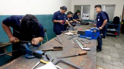 Trabajo. Alumnos de Mecánica de Mantenimiento Textil trabajan en el taller de Infop. Foto: Moisés Valenzuela
