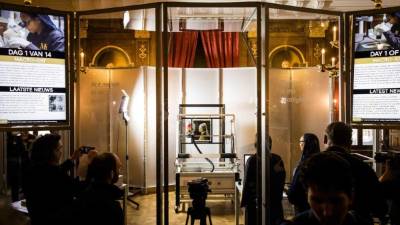 La obra del pintor holandés, Johannes Vermeer, 'La joven de la perla (1665)', durante una radiografía tomada en el museo Mauritshuis de La Haya (Holanda) hoy, 26 de febrero de 2018. El cuadro luminiscente se somete a partir de hoy a una minuciosa radiografía y a un tratamiento de conservación. EFE