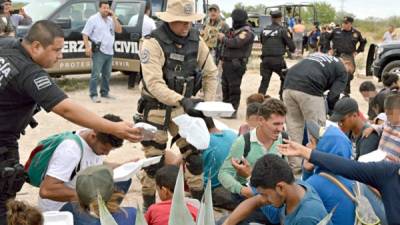 Las autoridades mexicanas rescataron a más de 300 migrantes centroamericanos hacinados en tráilers en Nuevo León./Reforma.