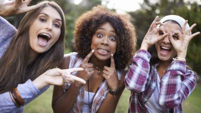 Siempre este junto a personas positivas y alegres.