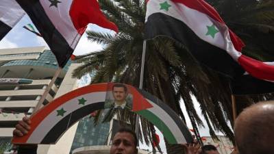 Un simpatizante del régimen de sirio de Bashar Al Asad se manifiesta en Nablus, Palestina.