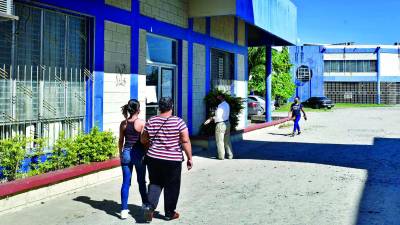 Padres e hijos acuden al Intae para solicitar la bolsa de matrícula. Foto: Héctor Edú.