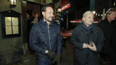 Los príncipes Haakon y Mette-Marit estaban de lo más relajado en la cena.
