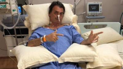 Brazilian President Jair Bolsonaro receives military honours upon arriving at Brasilia's Air Base for the ceremony in which Lieutenant-Brigadier Antonio Carlos Moretti takes the helm of the Brazilian Air Force, on January 4, 2019. (Photo by EVARISTO SA / AFP)