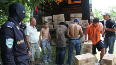 Siete hombres y dos mujeres fueron detenidos para investigación.