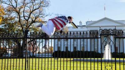 Momentos en los que el hombre se saltaba la cerca de la Casa Blanca. El Servicio Secreto lo detuvo minutos después. Foto: Vanessa Peña.