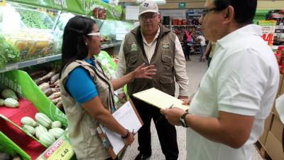 Foto de Archivo: Las autoridades de Industria y Comercio realizando inspecciones.