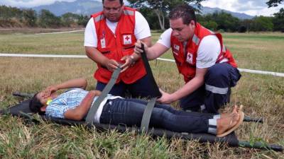 Miembros de la Cruz Roja brindan ayuda.