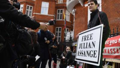 Un manifestante protesta este jueves a favor de la libertad del fundador de WikiLeaks, Julian Assange, a las puertas de la embajada de Ecuador en Londres (Reino Unido). Assange fue detenido este jueves en la embajada de Ecuador en Londres, informó a Efe una portavoz Scotland Yard. EFE