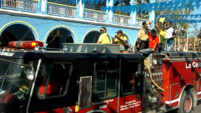 El Cuerpo de Bomberos de La Ceiba celebró por todo lo alto ayer la fecha en que se conmemora su labor. Los ceibeños los vitorearon a su paso por las calles.