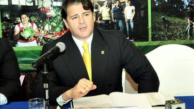 Presidente Juan Orlando HernÃ¡nez y demas autoridades capitalinas en estatua del procer Francisco MorazÃ¡n frente al BCIE