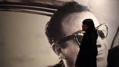 Visitantes observan la exposición del cómico mexicano, Germán Gómez-Valdés y Castillo, “Tan Tin Tan. Un mexicano del siglo XXI”, exhibida hoy, en el museo Kaluz en Ciudad de México (México). EFE/Sáshenka Gutiérrez