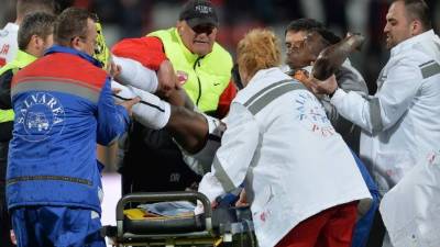 Patrick Ekeng murió tras desplomarse de repente durante un partido de la liga rumana. Foto Agencia.