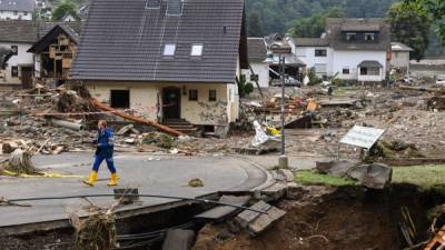 Más de 120 personas han muerto en las últimas horas en Europa, la mayoría de ellas en Alemania, debido al fortísimo temporal que ha provocado inundaciones y derrumbes, y el saldo podría aumentar ya que los servicios de rescate continúan buscando a decenas de desaparecidos. Fotos: EFE