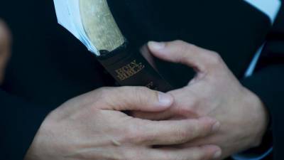 Imagen de archivo que muestra el detalle de las manos de un pastor.