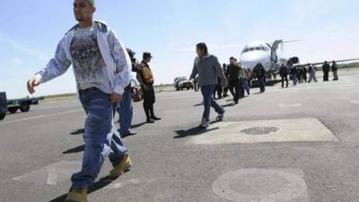 Imagen de unos salvadoreños deportados de Estados Unidos bajando de un avion fletado en el aeropuerto internacional de San Salvador (El Salvador). EFE/Archivo