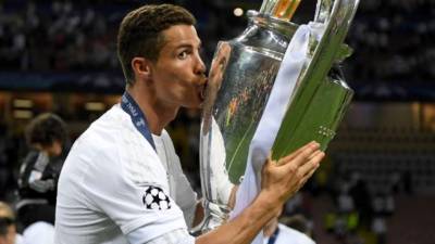 Real Madrid's forward from Portugal Cristiano Ronaldo (R) and Dortmund's Polish defender Lukasz Piszczek vie for the ball during the UEFA Champions League Group H football match BVB Borussia Dortmund v Real Madrid in Dortmund, western Germany on September 26, 2017. / AFP PHOTO / Odd ANDERSEN