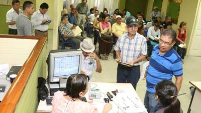 Contribuyentes en la DEI de San Pedro Sula.