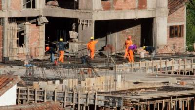 Trabajadores en la construcción de un lujoso hotel de siete pisos en Cuzco, Perú. Foto: AFP
