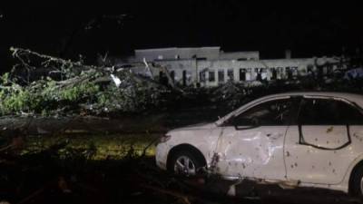 El tornado que azotó Van, Texas, dejó considerables daños y varios heridos.