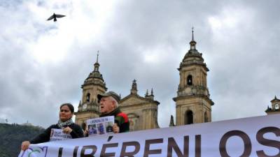 En Colombia familiares y amigos de los comunicadores secuestrados exigen su liberación. AFP
