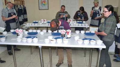 Imágenes del proceso de catación del grano realizado por los jueces internacionales.