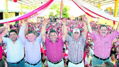 Los liberales celebraron el retorno de Sebastián Álvarez (tercero) y Marco Tulio Trejo (cuarto), actuales regidores de Libre por Nacaome y San Francisco de Coray.