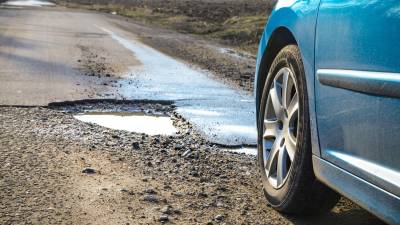 Es importante que conozca las señales de advertencia que indican que su auto ha sufrido daños por un bache.