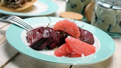 Los gajos de toronja sirven para decorar la ensalada de remolacha.