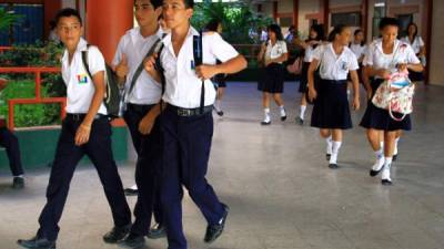 Alumnos del Intae caminan por uno de los pasillo del instituto.